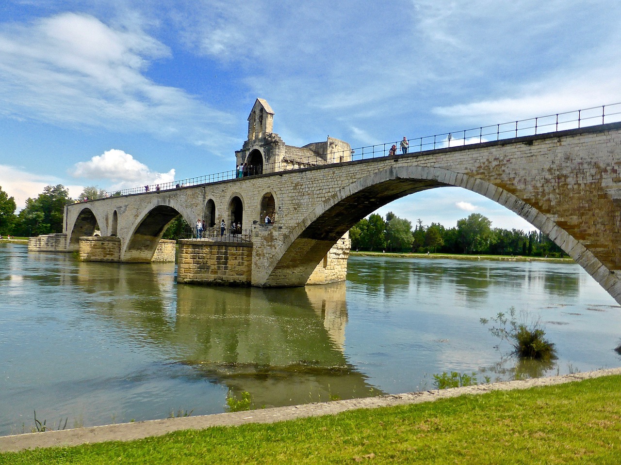 Un voyage dans le temps à Avignon : explorer le patrimoine médiéval